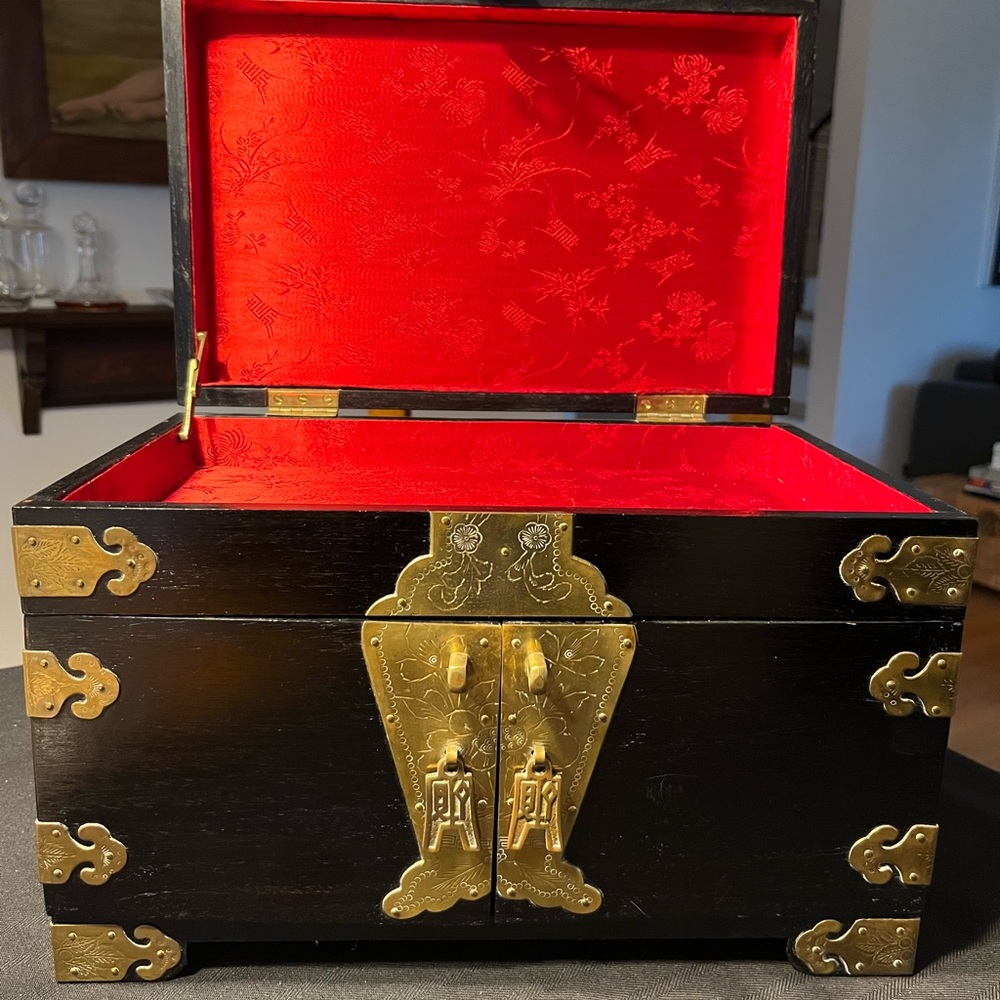 Large Asian style wood jewelry box, red lining, brass hardware - Picture 2 of 11